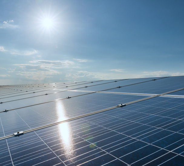 Paneles de células solares en una central fotovoltaica
 - Foto, Imagen