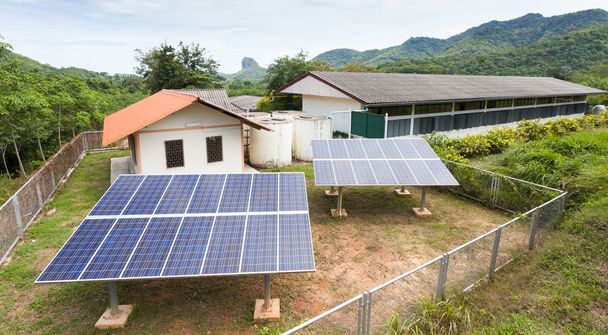 Paneli słonecznych ogniw fotowoltaicznych elektrowni, w szkołach w kraju - Zdjęcie, obraz