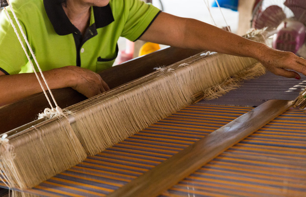 Женщина плетет традиционный тайский текстиль
 - Фото, изображение