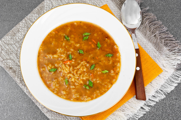 Alimento saludable, dietético: sopa con arroz y verduras, curry, chi
 - Foto, imagen