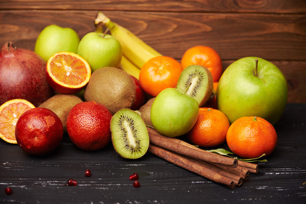 sortierte Mandarine Kiwi Apfel Orange Banane und Granatapfel - Foto, Bild