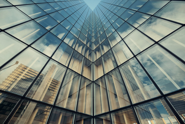 Стеклянное отражение небоскреба
 - Фото, изображение