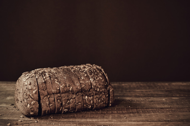 pão de centeio fatiado em uma superfície de madeira
 - Foto, Imagem