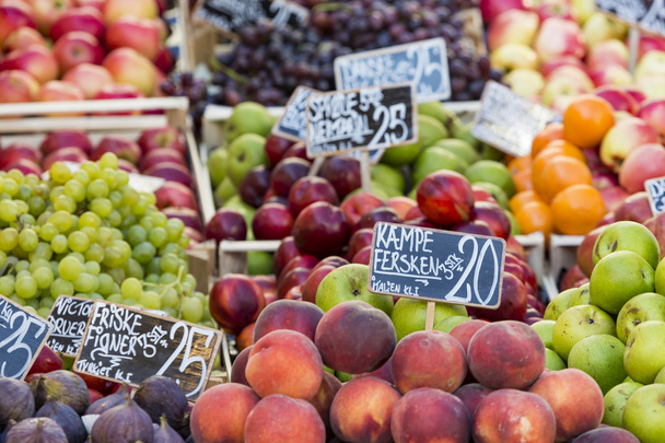 zöld és piros almát, a helyi piacon, Koppenhága, Dánia. - Fotó, kép