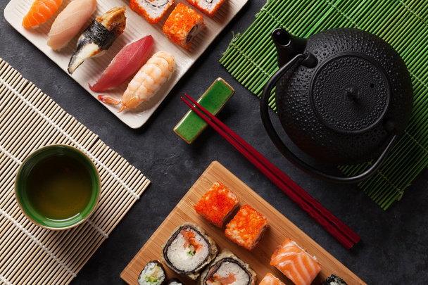 Rollos de sushi y maki y té verde
 - Foto, Imagen