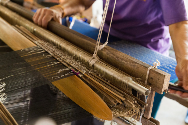 Frauen weben traditionelle thailändische Textilien - Foto, Bild