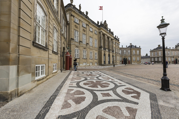 COPENHAGEN, DINAMARCA-SETEMBRO 8: Castelo Amalienborg com estátua
 - Foto, Imagem