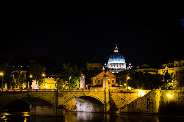Rome et la basilique Saint-Pierre dans la nuit
 - Photo, image