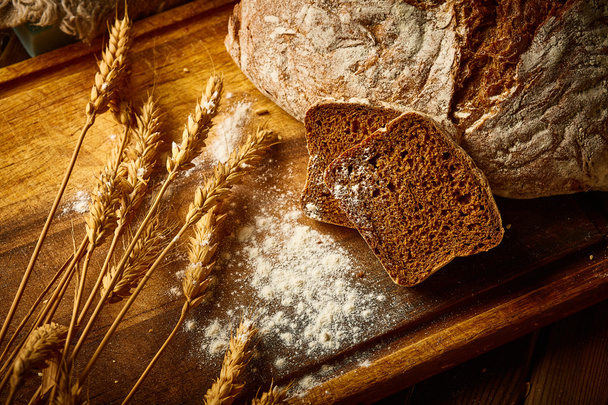 Fresh bread and wheat ears - Valokuva, kuva