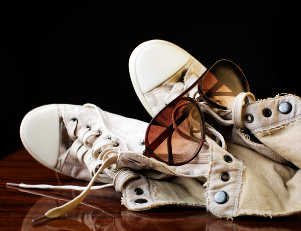Μοντέρνα αξεσουάρ. Γυαλιά ηλίου και παπούτσια - Φωτογραφία, εικόνα