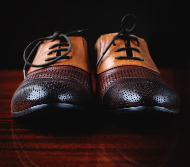 paires de chaussures marron sur la table en bois
 - Photo, image