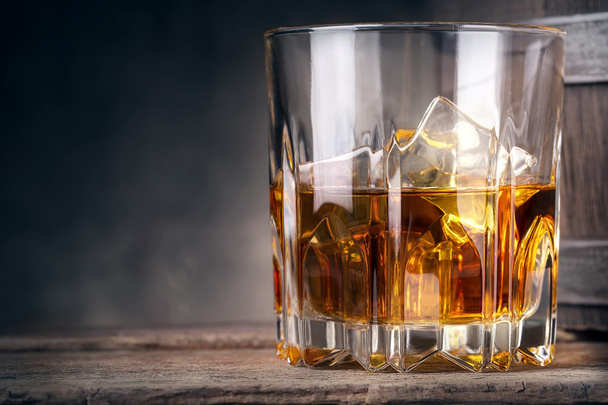Bicchiere di whisky con ghiaccio
 - Foto, immagini