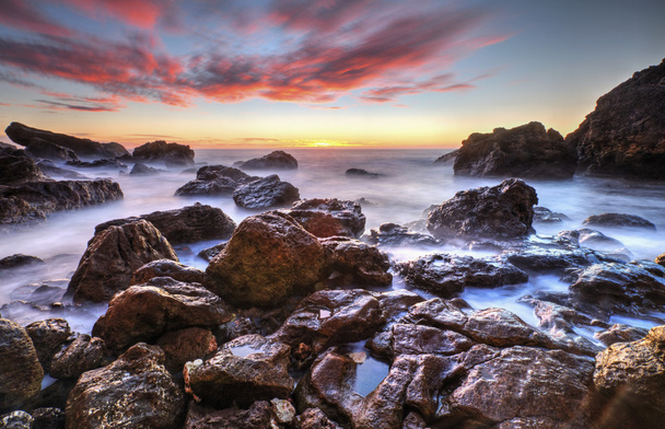 Sunrise kayalık sahil ve dramatik gökyüzü bulutlar - Fotoğraf, Görsel
