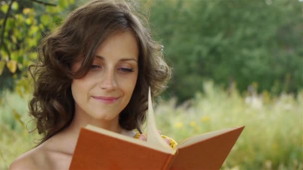 πορτρέτο του όμορφη γυναίκα, κρατώντας το βιβλίο - Πλάνα, βίντεο