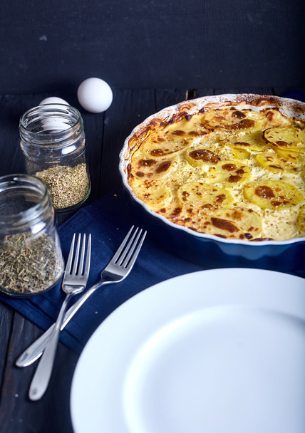 Aardappelgratin met room, eieren en kaas - Foto, afbeelding