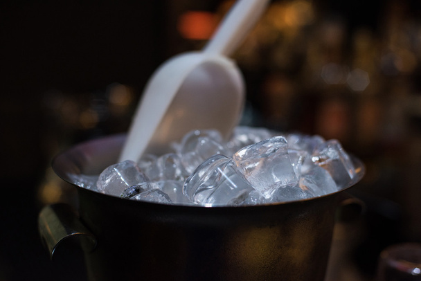 Ice bucket with ice cubes - Foto, afbeelding