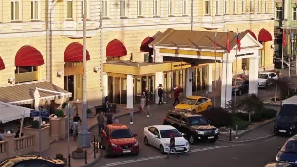 Вход в знаменитый отель "Балчуг" в Москве
 - Кадры, видео