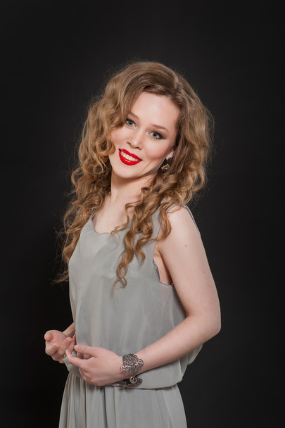 Blonde, girl, wind, beauty, blue eyes, smile, long hair, curly hair, gray dress, emotions, red lips - Foto, immagini