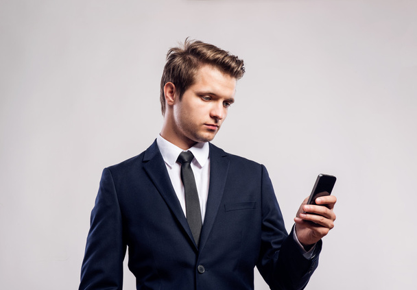 Hipster businessman with smartphone - Foto, afbeelding