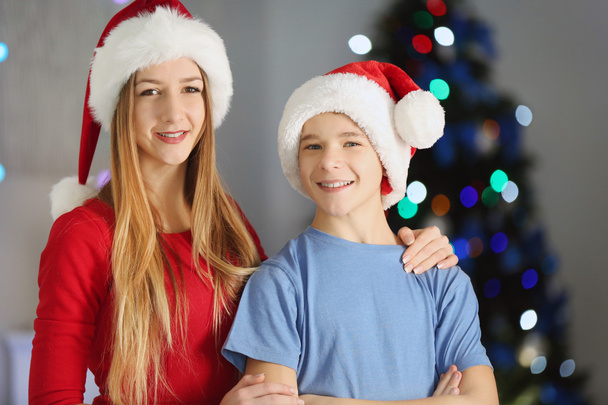 dívka a chlapec v zařízeném pokoji vánoční - Fotografie, Obrázek