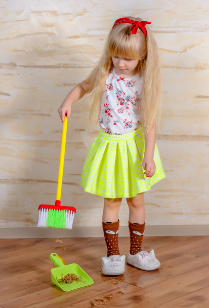 Szép szőke kislány, takarítás a ház - Fotó, kép
