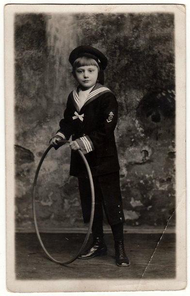 Foto vintage muestra niño lleva traje marinero con aro. Foto en blanco y negro antiguo
. - Foto, imagen