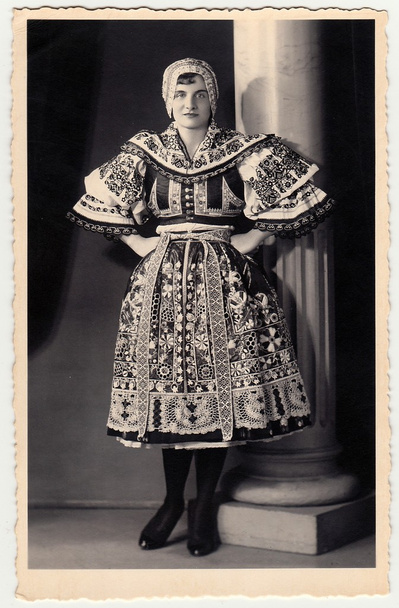 Vintage foto muestra mujer en un traje popular
. - Foto, Imagen