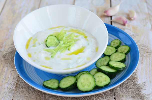 Tzatziki-yoghurt saus met komkommer - Foto, afbeelding
