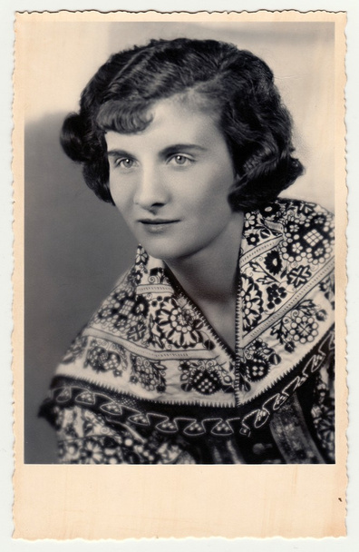 Vintage-Studioporträt zeigt Frau in Tracht. - Foto, Bild