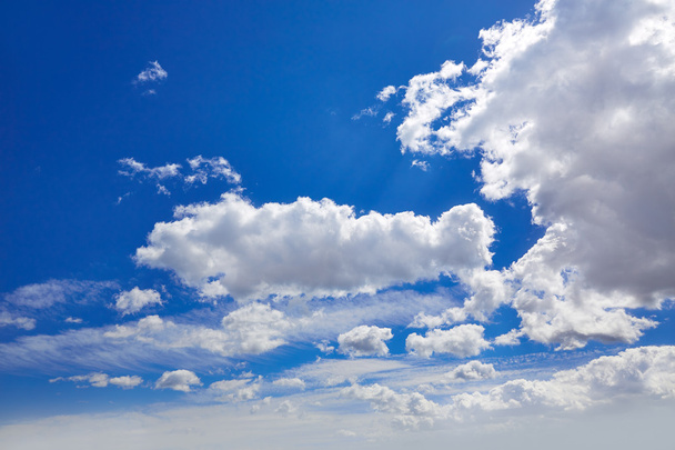 голубое небо с облаками в солнечный день
 - Фото, изображение
