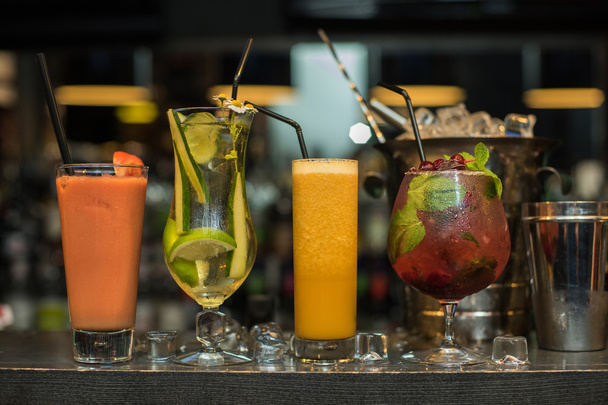 cocktails sur fond de bar
 - Photo, image