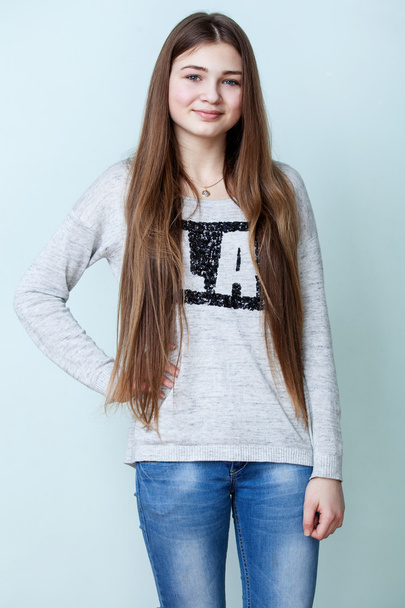  девушка-подросток в серой рубашке и джинсах
 - Фото, изображение