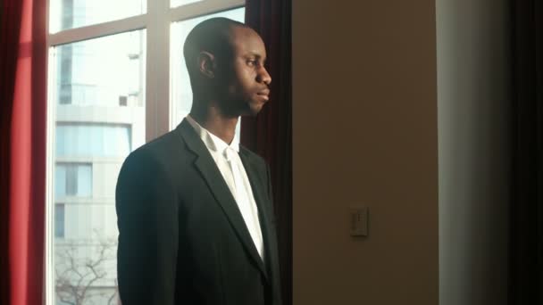 Afrikkalainen amerikkalainen liikemies katselee kameraa
 - Materiaali, video