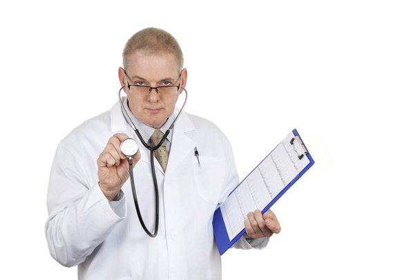Médecin en manteau blanc portant des lunettes tenant stéthoscope et presse-papiers
 - Photo, image