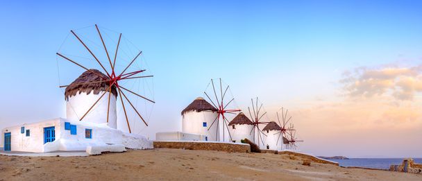 Mulini a vento greci tradizionali sull'isola di Mykonos, Cicladi, Grecia
 - Foto, immagini
