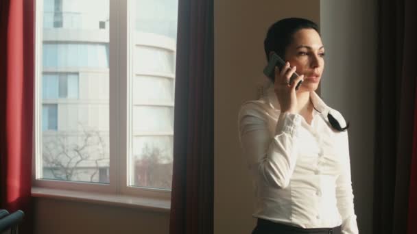 businesswoman talking on the phone - Záběry, video