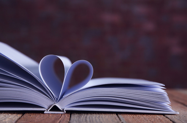 Hojas de libro curvadas en forma de corazón
 - Foto, Imagen