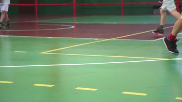 τα παιδιά παίζουν μπάσκετ - Πλάνα, βίντεο