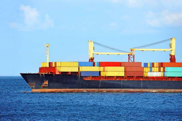 container stack op vrachtschip - Foto, afbeelding