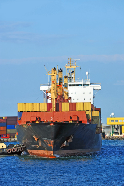Rimorchiatore che assiste la nave da carico container
 - Foto, immagini