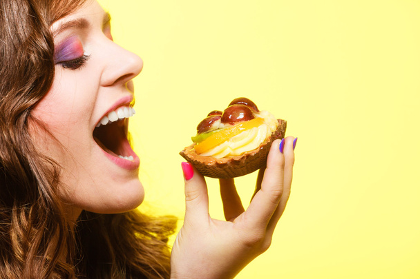 cute woman eating fruit cake - Fotoğraf, Görsel