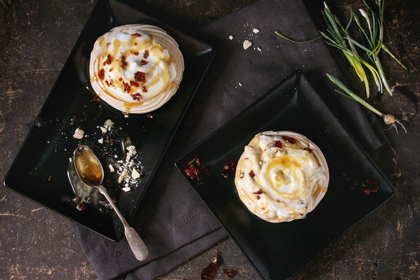 Pavlova dessert with caramel - Фото, зображення