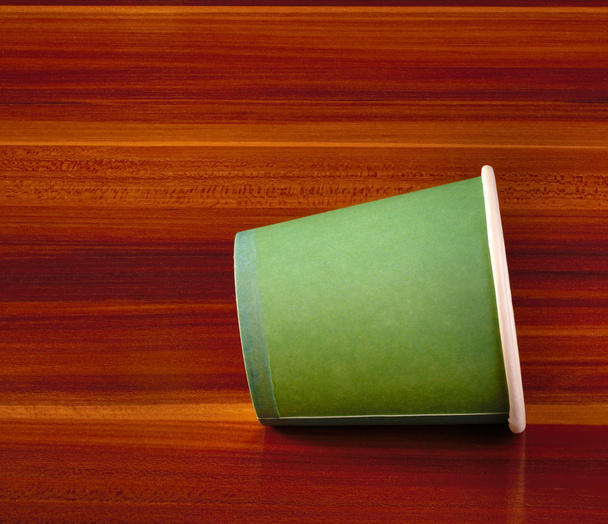 テーブルの上の緑色の紙使い捨てカップ - 写真・画像