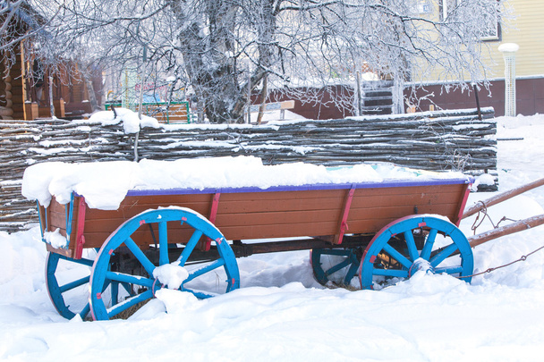 oude kar in de sneeuw in de winter - Foto, afbeelding