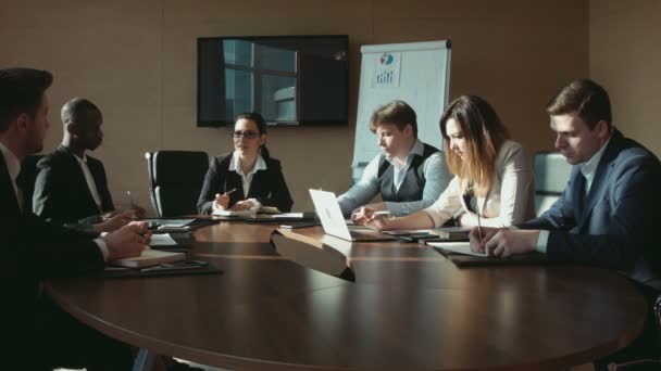 Eine Gruppe von Geschäftsleuten am Tisch spricht - Filmmaterial, Video