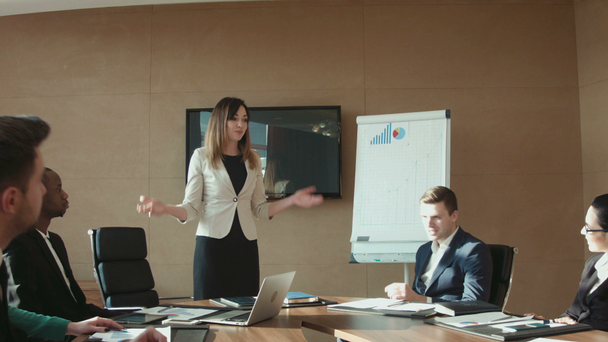 Kollegen applaudieren Geschäftsfrau im Amt - Filmmaterial, Video