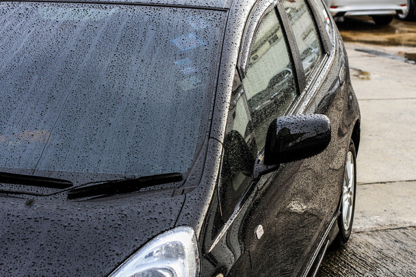 gouttes de pluie sur une surface de voiture, lavage de voiture, voiture noire dans le lavage automatique de voiture
 - Photo, image