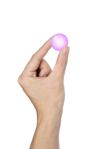 Рука, що тримає блакитний кришталевий м'яч, блищить ізольовано на білому тлі
 - Фото, зображення