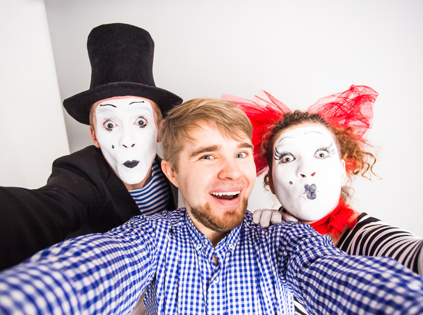 Vicces pár pantomimeseivel selfie fotózás - Fotó, kép
