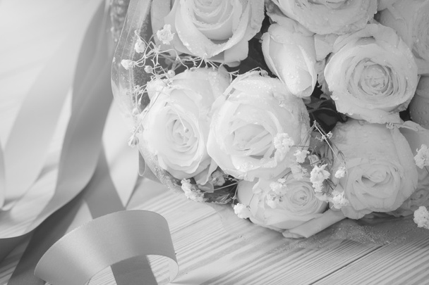 Detailní záběr z kytice z čerstvých roseson černé a bílé, selektivní f - Fotografie, Obrázek